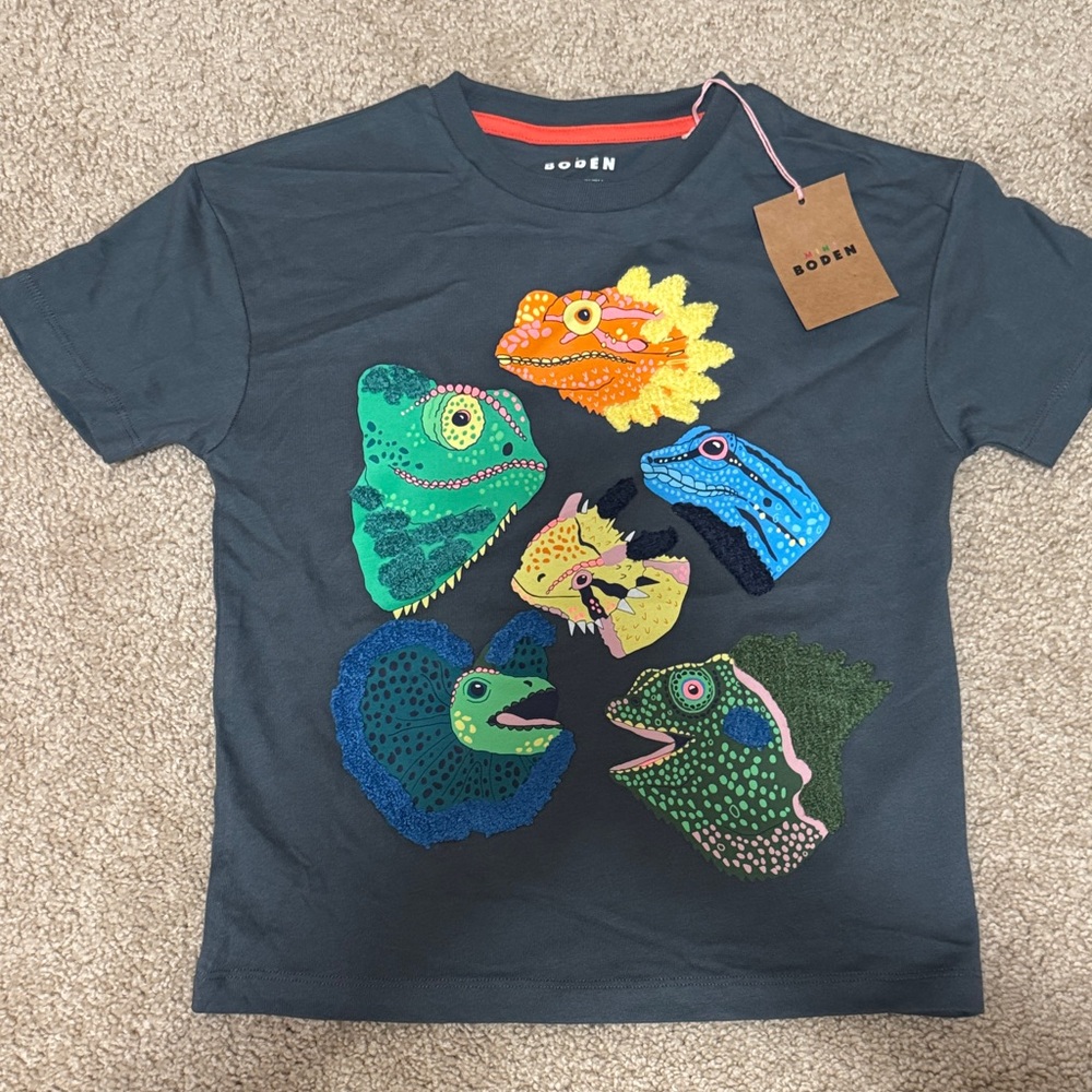 Mini Boden Dark Gray Tee with Colorful Lizard Graphics 3D details 100% cotton